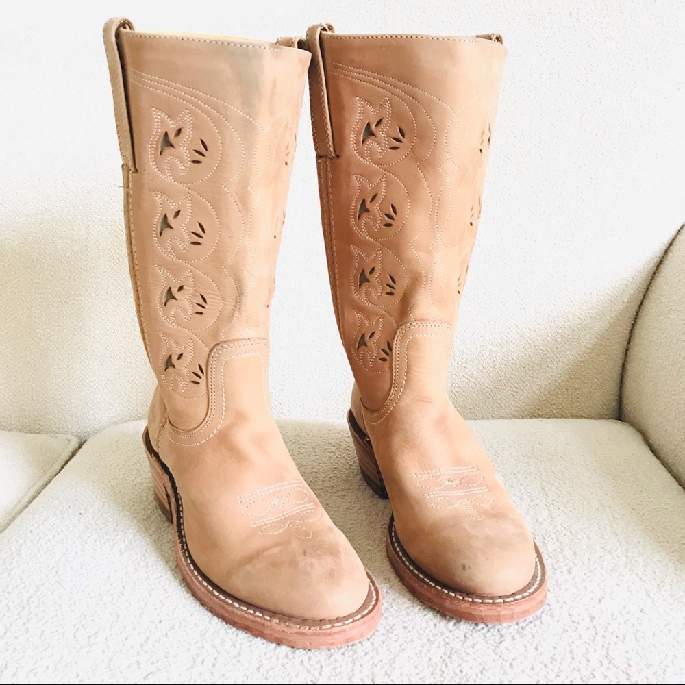 FRYE BOOTS AUSTIN FLOWER CUT-OUT.